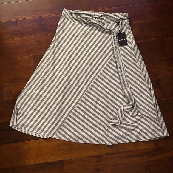 DKNY Gray & White striped A Line wrap style skirt - Picture 1 of 4